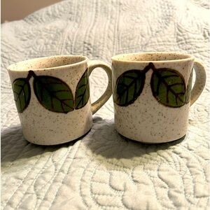 A pair of vintage mugs In perfect condition